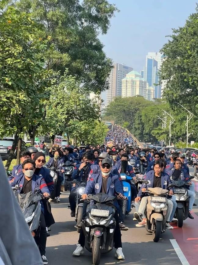 mizyasal's tweet photo. RIBUAN MAHASISWA DARI UJUNG KE UJUNG
📍 TUJUAN: ISTANA NEGARA 
📅 HARI INI 29 OKTOBER 2026

INI BUKAN EDITAN. INI REALITA DI LAPANGAN.
SALING JAGA, STAY SAFE.
#INDONESIASADAR https://t.co/3EAKukKnx8