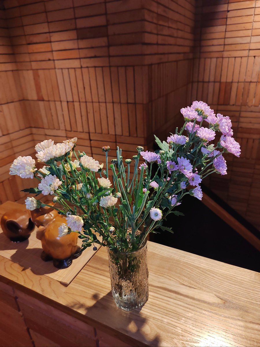 miikomiya's tweet photo. [庭の片隅に咲く蓟の花、昔ながらの菴で作られた樟の香りが心を落ち着かせる] https://t.co/GUqC1lwQGM