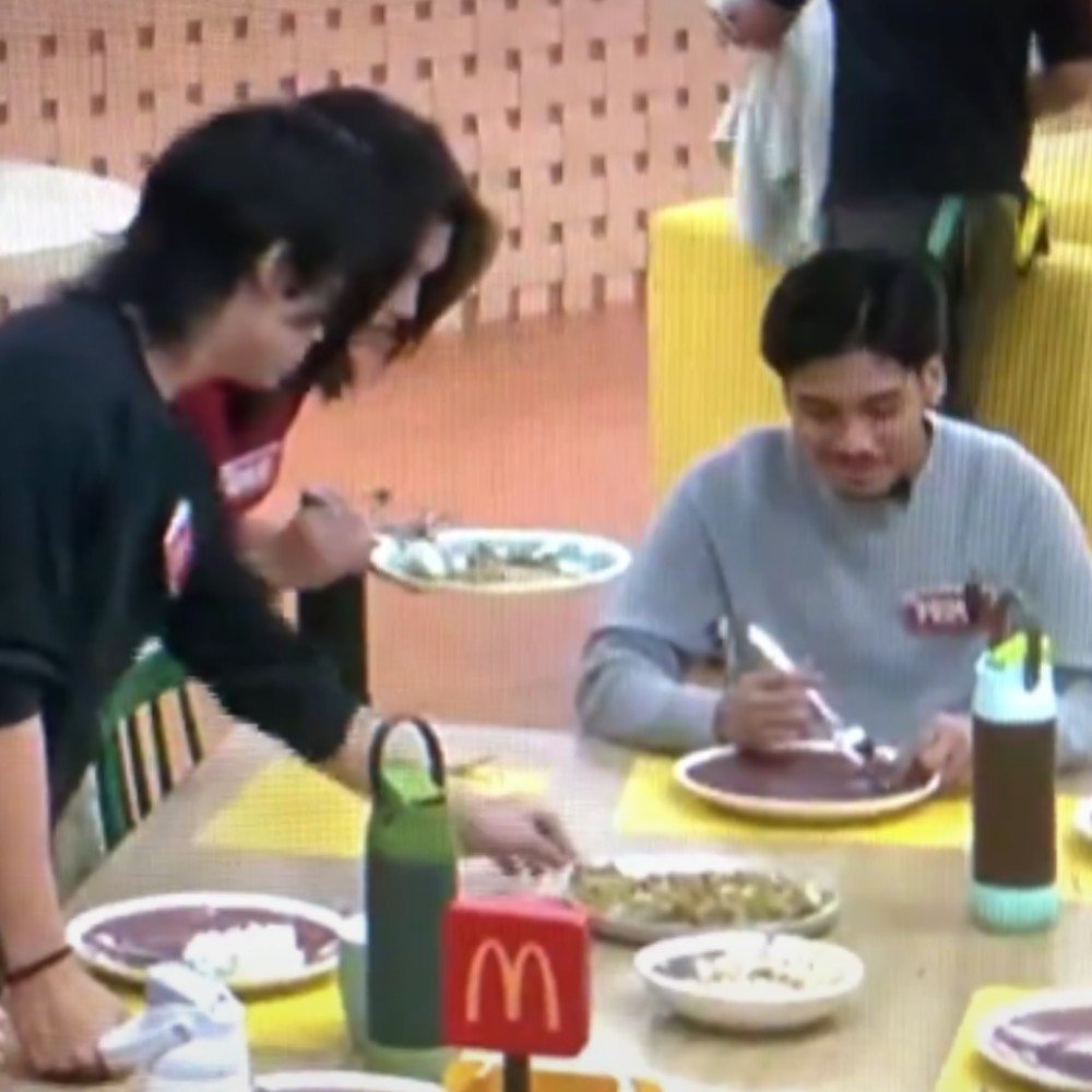BascoPatri96304's tweet photo. MAY ALAM TALAGA SI PRIMO KINILILIG SYA E  HAHAHAHAHAH

#GEHLEE #JEO #JEOLEE #PBBCollab3point0 https://t.co/QtPdXwrR2U