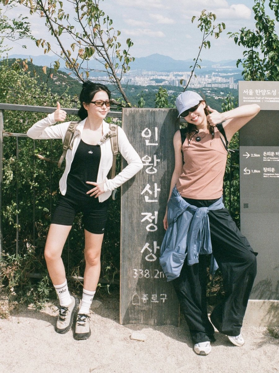 godmitzu's tweet photo. NAYEON AND YERI https://t.co/0dxiLPHBrG
