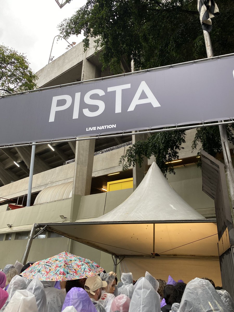 yoonglicose's tweet photo. uma coisa que ninguém falou e eu gostaria de comentar

a entrada, as pulseiras tudo sem logo do BTS ou da tour achei meio nhe? Tipo economia toda mesmo por parte da produtora? Tudo nas coxas véi???? Não está nem nas cores!!!!! https://t.co/8Ilyq1m8an