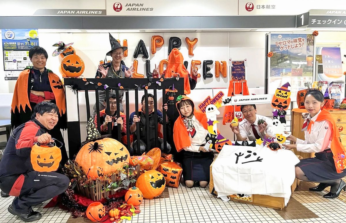 JAL_Official_jp's tweet photo. どうも、JALの中の人です|･ω･)ﾉはろじゃる

今日10月31日はハロウィン🧙‍♀️

女満別空港のJALカウンタ―前も
ジャンボカボチャ🎃で
ハロウィン仕様に飾り付け🍬

他の空港でもカボチャたちが
皆さんをお出迎えしています✈️

「ハッピーハロウィン」の気持ちを込めて
コメント欄へ🎃の絵文字を送ってね😉 https://t.co/Bh4kSnFTvh