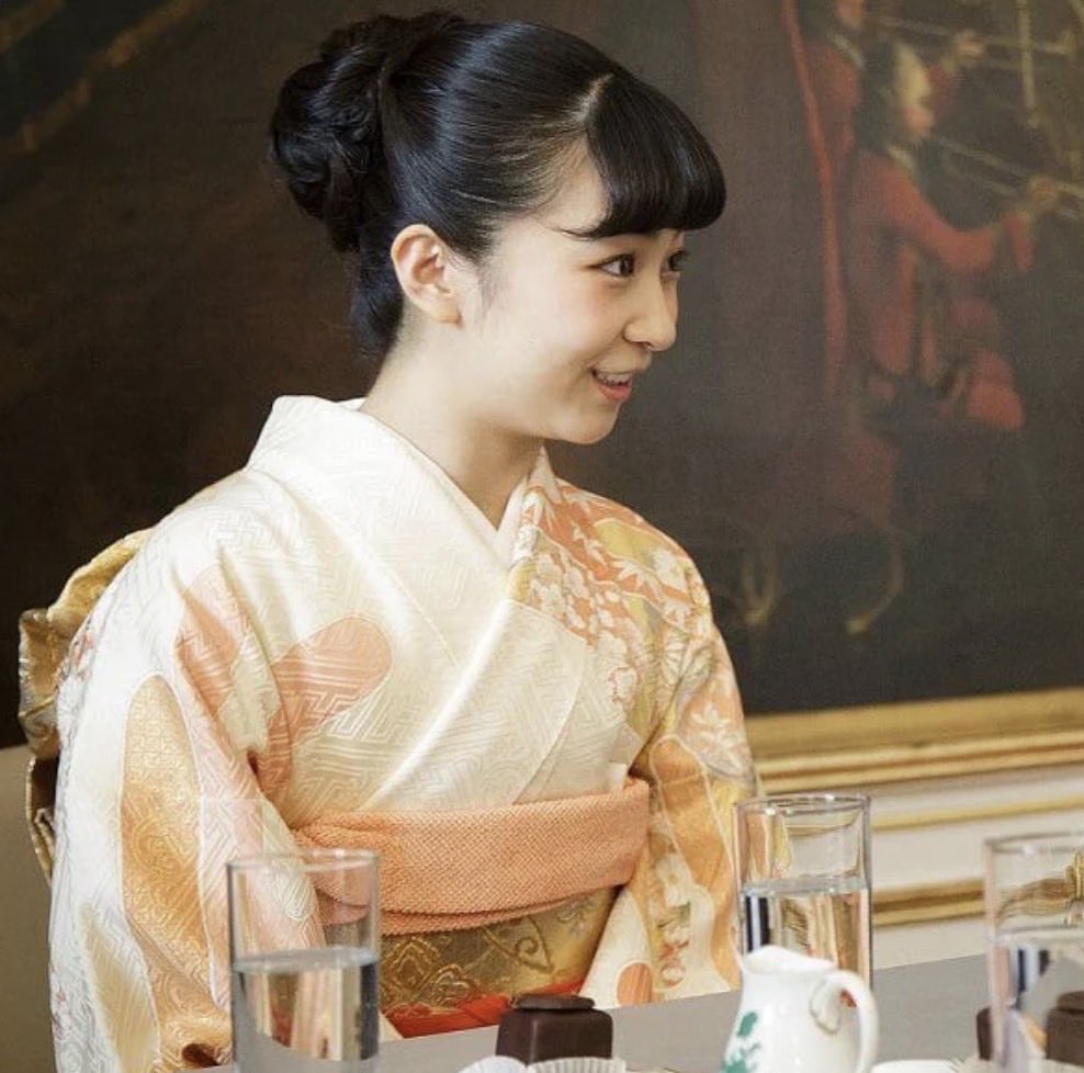 G7GJr1MNG9vU7OJ's tweet photo. 佳子内親王殿下が愛子さまの真似したとか被せたとかやめて。
逆じゃない？
だって佳子内親王殿下は何年も前からこのようにお召しになっていますもの。 https://t.co/1MRc34zNsP