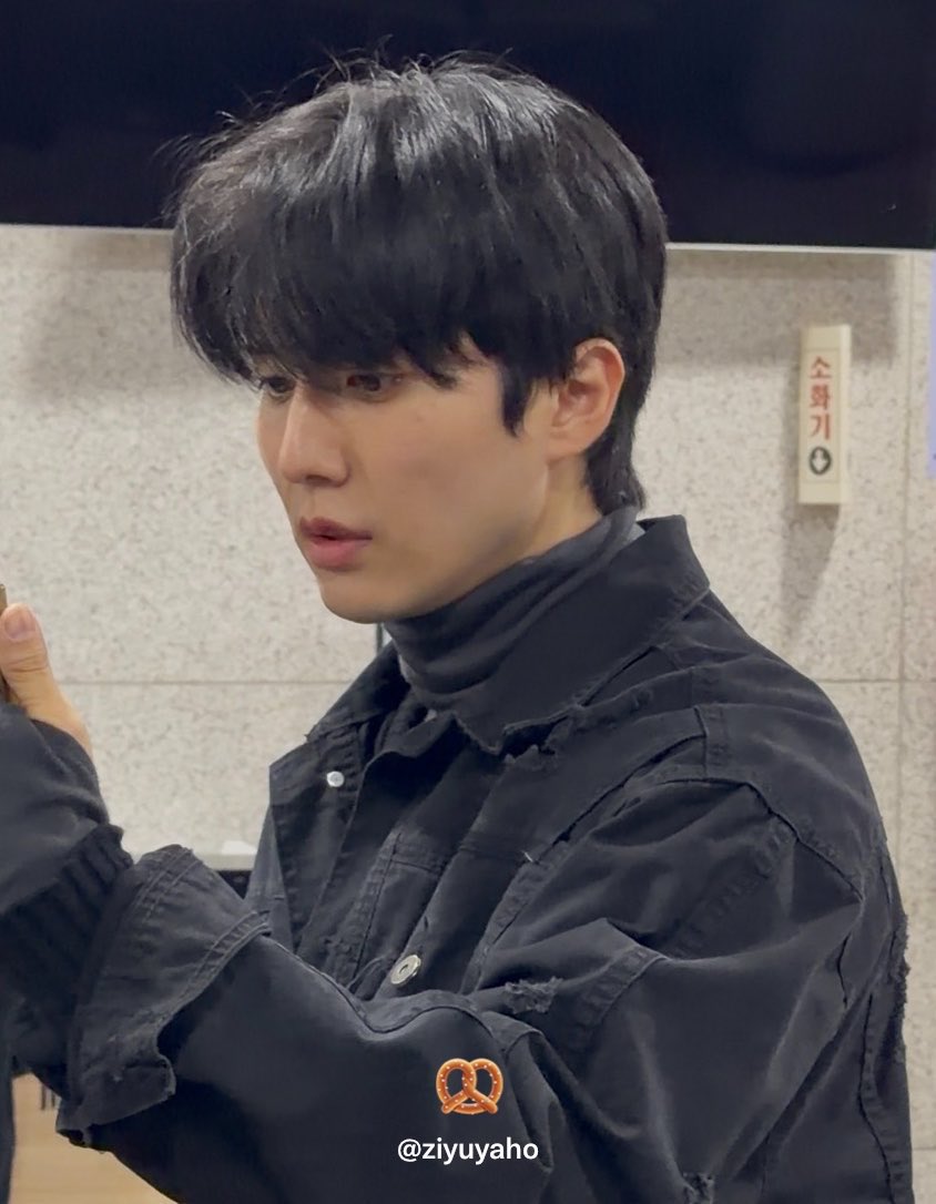 twhatimsaying's tweet photo. 아저씨의 퇴근길 훼션쇼가 정말 좋은 느낌을 줌 https://t.co/2ezPBalDST