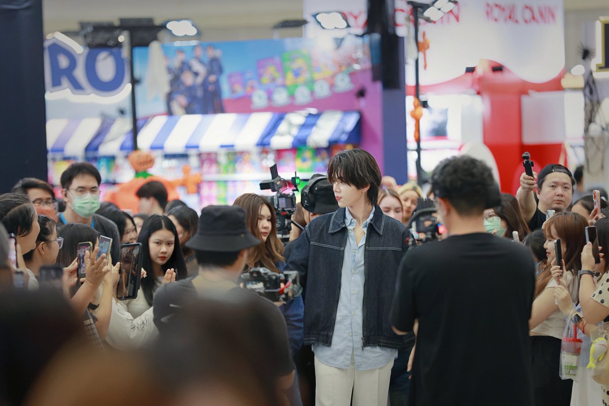 DunkOfficialFC's tweet photo. 🐻‍❄️ DUNK X JERHIGH IN CHIANGMAI 🖤

ขอขอบคุณทีม #JerHigh เป็นอย่างสูง ที่ให้การดูแลและเอ็นดู #dunknatachai มาโดยตลอด ขอบคุณที่ให้ดังได้มีโอกาสร่วมงานกับ JerHigh ในงาน #Petmartfair2026 #JerHighLOOOVEXDunk

หวังเป็นอย่างยิ่งว่าจะได้ร่วมงานกันอีกในโอกาสต่อ ๆ ไป ในงานที่ยิ่งใหญ่ขึ้นเรื่อย ๆ

ขอขอบคุณทีม Petmart โดยเฉพาะผู้บริหาร พี่ลูกโป่ง ที่ให้ความเมตตาและเอ็นดูดัง น้องฮารุโตะ และน้องโมโระเสมอมา หวังว่าในปีหน้าจะได้มีโอกาสกลับมาพบกันที่เชียงใหม่อีกครั้ง 🙏

และขอขอบคุณแฟน ๆ ทุกท่านที่มาร่วมต้อนรับดังอย่างล้นหลาม การที่ดังได้อยู่ท่ามกลางแฟนคลับและคนที่รักในวันนี้ เป็นความรู้สึกที่ซึ้งใจมากจริง ๆ แม้จะเป็นวันธรรมดา น้อง ๆ นักเรียนรีบมาทันทีหลังเลิกเรียน พี่ ๆ รีบมาหลังเลิกงาน และอีกหลายท่านเดินทางมาจากทั่วทุกสารทิศ ทั้งขับรถมาไกลและเดินทางโดยเครื่องบิน ทุกการเดินทางของทุกคนมีความหมายกับดังมาก

ขอบคุณที่ทำให้ดังได้สัมผัสถึงความรักที่มากมายขนาดนี้ และขอบคุณแฟน ๆ ทุกท่านที่ซัพพอร์ตดังในทุกช่องทางโซเชียล ช่วยกันเชียร์และแบ่งปันโมเมนต์น่ารัก ๆ ของดังกับพี่น้องหมีขาวทั้งสอง น้องฮารุโตะและน้องโมโระ 🐻‍❄️🐻‍❄️🐻‍❄️🖤🐾

ขอบคุณจากใจจริง แล้วพบกันใหม่ 🖤
—
We would like to sincerely thank the #JerHigh team for always taking such good care of Dunk @dunknatachai and treating him with so much kindness. Thank you for the opportunity to work together at Petmart Fair 2026. We truly hope to work together again, on even bigger occasions.

Our heartfelt thanks also go to the Petmart team, especially executive P'Look Pong, for the warmth and affection always shown to Dunk, Haruto, and Moro. We hope to meet again in Chiang Mai next year 🙏

To every fan who came out to welcome Dunk, thank you for such an overwhelming turnout. Being surrounded by fans and loved ones today truly touched Dunk's heart. Even on a weekday, students rushed over right after school, working fans hurried over after work, and many of you traveled from all over, driving long distances or flying in. Every one of those journeys means so much to Dunk.

Thank you for letting Dunk feel this much love, and thank you to everyone supporting him across every social media platform, cheering him on and sharing the adorable moments of Dunk and his two polar bear siblings, Haruto and Moro 🐻‍❄️🐻‍❄️🐻‍❄️🖤🐾

Thank you from the bottom of our hearts, and see you again soon 🖤