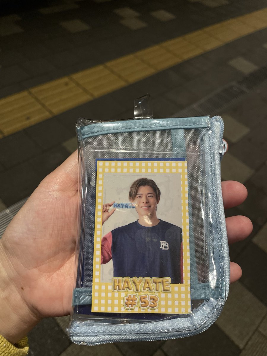 ayuplu's tweet photo. ✨ベイスターズファン方力を貸してください✨

［#拡散希望］

日本シリーズ2戦目の10/25の帰りにハマスタで拾いました。上のチェーンを通すところが切れて落ちてしまったみたいです。

中川颯選手のカードが入ってました。
心当たりのある方は横浜スタジアムに届けてありますので連絡してみてください。 

とっても大事な物だと思うので持ち主の手元に戻りますように🙏

※表側のモザイク加工は本人にしか特徴がわからないようにしてます。

#横浜スタジアム 
#中川颯 
#baystars