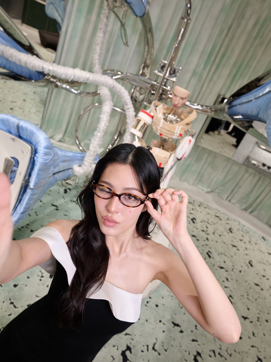 LingOrm_BH's tweet photo. linglingkwong Checking in at Haus Nowhere Bangkok 🕶️ @_GentleMonster_ 

Cr. ig : linglingkwong

#gentlemonster #maisonmargiela
#maisonmargielaxgentlemonster
#หลิงหลิงคอง #LinglingKwong https://t.co/WQUaCDpHRH