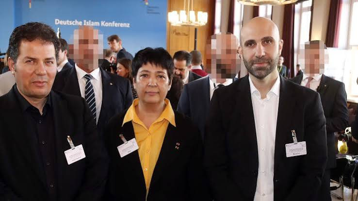 ahmtamim9's tweet photo. Perspektiven:
Wenn „Experten“ öffentlich erklären, Angst um die eigene Sicherheit und die ihrer Familie zu haben, werden sie uns besonders glaubwürdig und authentisch präsentiert. Der Polizeischutz wird ständig erwähnt, als wäre das ein Qualitätssiegel.
Bei Elif Eralp geschieht das exakte Gegenteil und wird öffentlich zum Makel erklärt. Angst sei ein schlechter Ratgeber und führe dazu, dass die Betroffenen in ihren Äußerungen und Entscheidungen befangen sind.