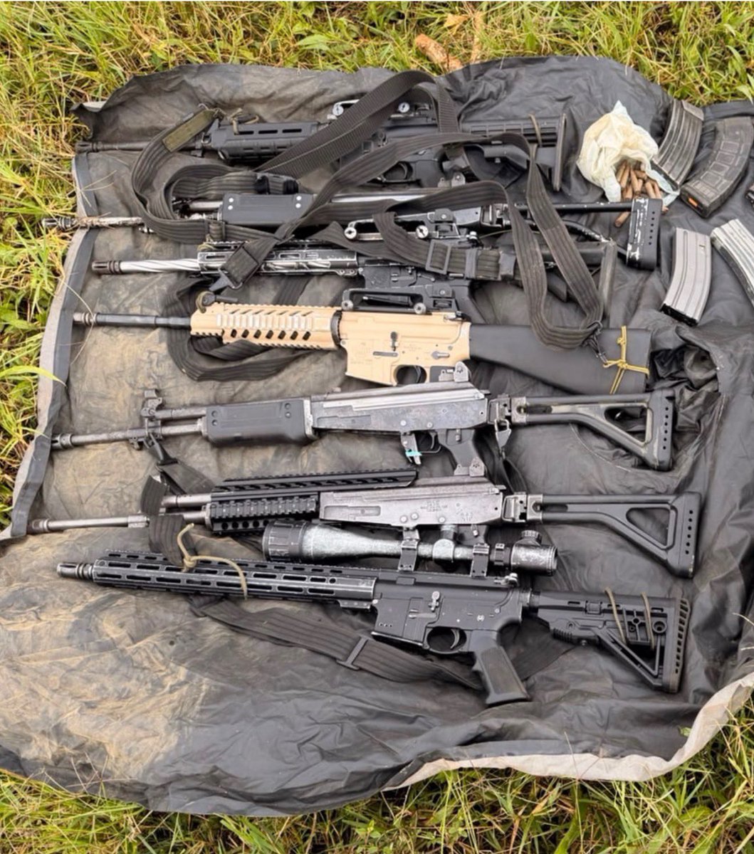 ABDELAESPRIELLA's tweet photo. ¡CONTUNDENTE GOLPE CONTRA LAS DISIDENCIAS EN EL VALLE DEL CAUCA!

En Tuluá, nuestro Ejército Nacional, en coordinación con la Fuerza Aérea Colombiana, logró la captura en flagrancia de cinco narcoterroristas integrantes del Frente 57 “Yair Bermúdez”, entre ellos alias “Brayan”, señalado cabecilla de una comisión armada, y alias “Sebastián” o “Caquetá”, su segundo al mando.

Durante la operación fueron incautados 7 fusiles, 2 pistolas, munición de diferentes calibres, equipos de comunicación y material de intendencia.

¡SE LES ACABÓ LA GUACHAFITA! Seguimos golpeando las estructuras criminales, debilitando su capacidad armada y recuperando la seguridad de nuestros territorios.

En la Patria Milagro no hay espacio para quienes pretenden someter a los colombianos mediante las armas y el terror. ¡Vamos por todos los cabecillas!

¡Firme por la Patria!

¡Viva Cristo Rey!

(A.D.L.E.) 🇨🇴🐅