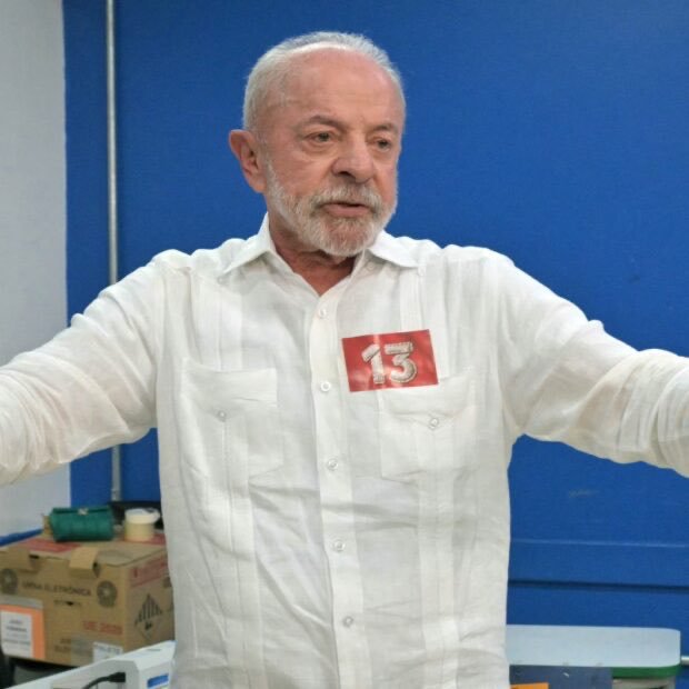 MAGANEW0's tweet photo. 🚨URGENT: People close to President Lula said that he was LEFT WITHOUT REACTION upon seeing the letter published by Flávio Bolsonaro, a fact that occurred because he doesn't know how to read https://t.co/Hk3pRq4BdE