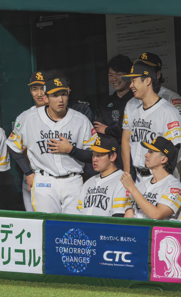 r_t_bay's tweet photo. 日本シリーズMVP予想を山本祐大さんにして祈りながら結果を待つ上茶谷大河さん

無事外してこのリアクション
福岡に行っても仲良さそうで安心した

#上茶谷大河 #山本祐大 https://t.co/imSgx65H9T