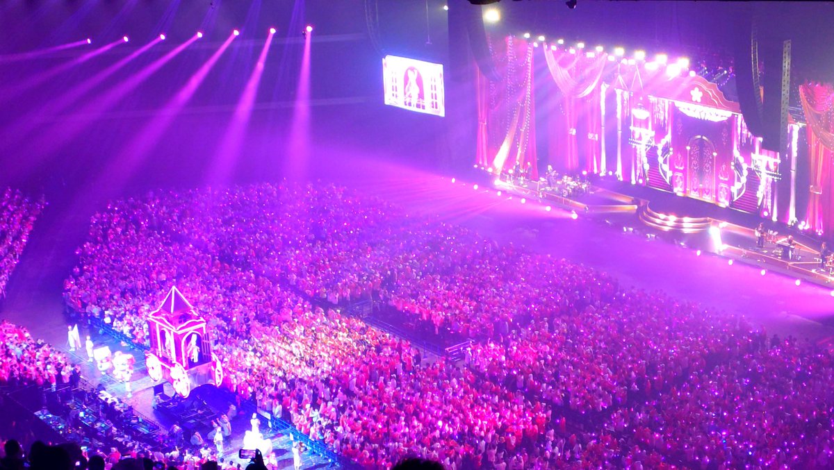 OniHayato_sbtm's tweet photo. #咲き乱れみこち
Kアリーナのレベル7からペンライトの桜が満開になった会場を見て誇らしい気持ちになったよ✨️

みこちの歌とダンスと生演奏が激しくよかった😭

※撮影OKのシーンです↓ https://t.co/IxAGEYtxSx