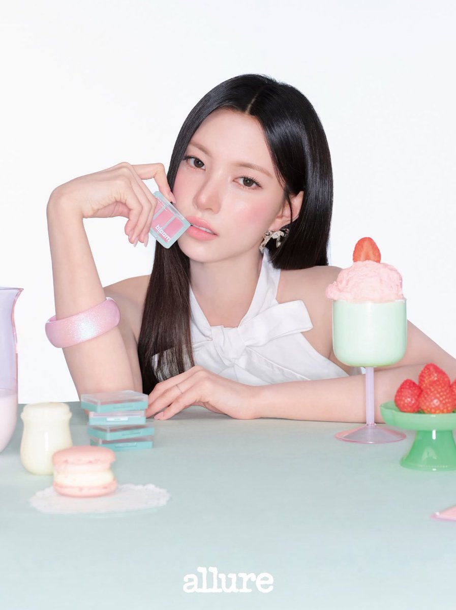 yunahdiary's tweet photo. i can’t get over how pretty she is ♡ https://t.co/T0DjA1m4wM