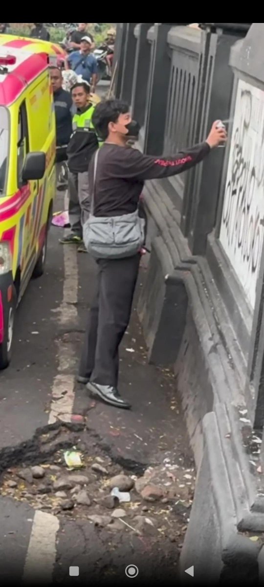 Kepalalupa's tweet photo. Sebagai orang yang suka street art anak grafiti ga banget ajg pake pantopel akwkwk 

Mao nuduh mahasiswa vandal? SEPATU LU AJE PANTOPEL ANYING, ANAK STREET ART MAH SENDAL JUGA JADI, Mana caps lu jelek lagi ajg buat tulisan pake caps buat warna blok https://t.co/XcQleRtDAU