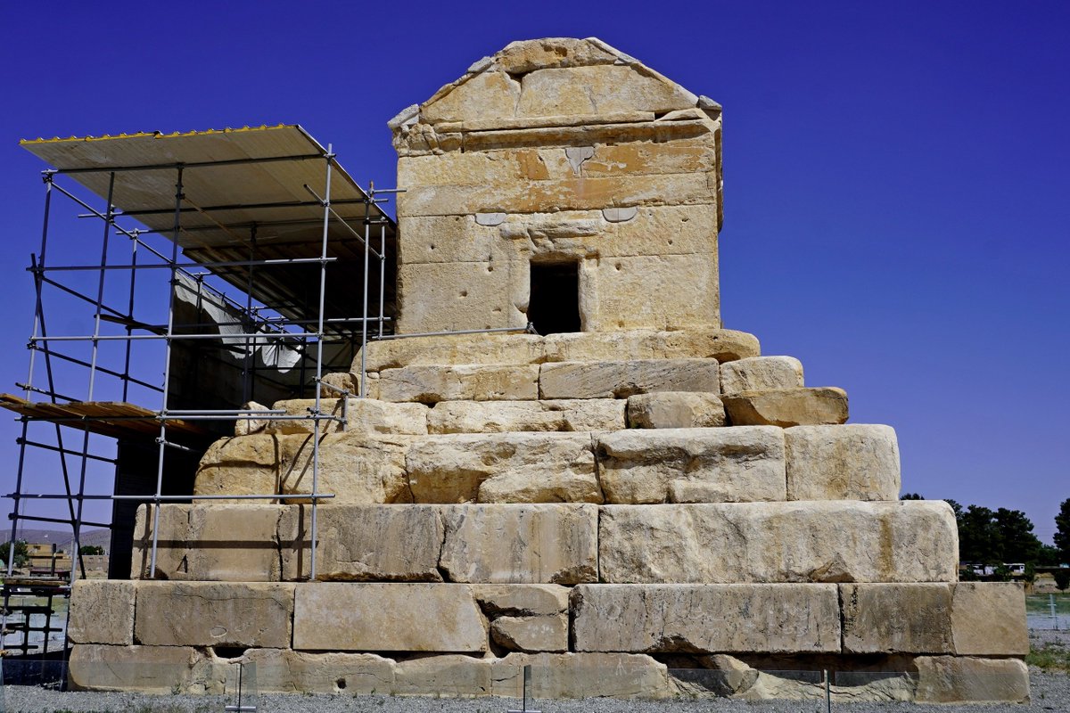 yarami_sh's tweet photo. In the month of Arahsamnu, the third day, Cyrus entered Babylon. The harû-vessels were filled up before him. Peace/well-being reigned in the city. Cyrus decreed peace/well-being for Babylon in its entirety.

Nabonidus Chronicle (ABC 7): iii 18-20

📷 Pasargadae, 2025 https://t.co/C58XHpWKjj