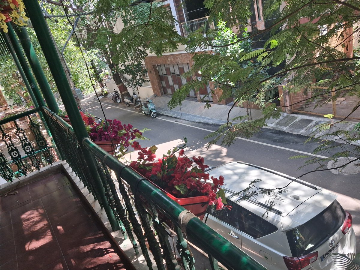 MeenaDasNarayan's tweet photo. Painting my pots and sprucing the balcony before #Diwali https://t.co/WBWz3ugDvE