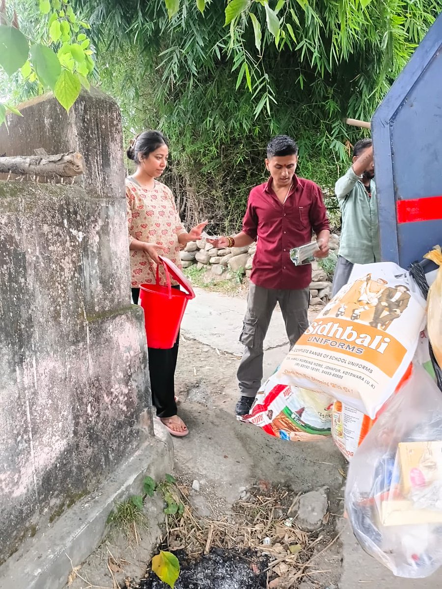 KotdwarNig81772's tweet photo. दिनांक 29-10-2026 को नगर निगम कोटद्वार की IEC टीम द्वारा वार्ड संख्या-17, मानपुर में डोर-टू-डोर जन-जागरूकता अभियान चलाकर नागरिकों को स्वच्छता एवं कचरा प्रबंधन के प्रति जागरूक किया गया।
#swachhkotdwar #SwachhBharatMissionUrban #doortodoorawareness #SourceSegregation https://t.co/udy1lsqE36
