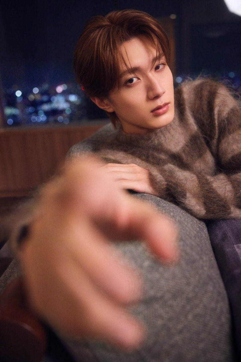 tokyo_calendar's tweet photo. ˗ˏˋ📣  #山中柔太朗 さん
ソロ表紙初登場✨Vol.1 ˎˊ˗

いま最も話題の人、山中柔太朗さんが初のソロ表紙に登場🤍✨

前回の登場から約1年ぶりの今回は、渋谷にある「セルリアンタワー東急ホテル」で撮影を敢行🏨

客室から見える夜景を背景に、山中さんがこちらに手を伸ばして……😍

スタッフ一同ため息の漏れたカットを特別にお見せします✨

誌面には、素敵なアウターを羽織った姿など、さまざまな表情の山中さんがたっぷり！お見逃しなく📖

 気になる詳細は、11月20日発売の誌面をチェック👀
 
📚…°˖✧
#東カレ #2027年1月号 のテーマは“「 東京の夜、100の美食(仮) 」”
 
● ご予約はこちら👇
https://t.co/IBA84D5Jua
● 詳細はこちら
https://t.co/CmXtrDF4oF
#撮影秘話