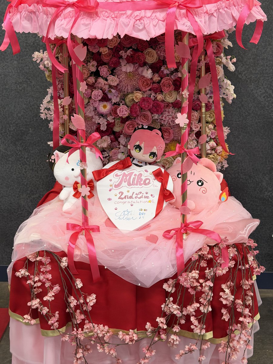 KeN2il's tweet photo. すいちゃんからのフラスタ🌸☄️
「Mikoさん」の文字とかすいちゃんが一生懸命手書きしたのかな☺️
小さく星街よりって書いてるのもかわいい
#咲き乱れみこち 
#星街すいせい https://t.co/ocEue61ZT7