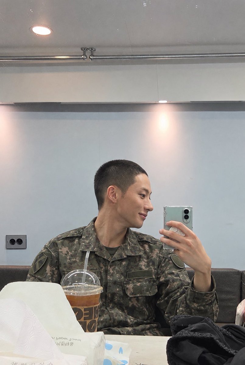 chan0v0__'s tweet photo. 2033년 앤톤 미래 https://t.co/7lVEM5YXeX