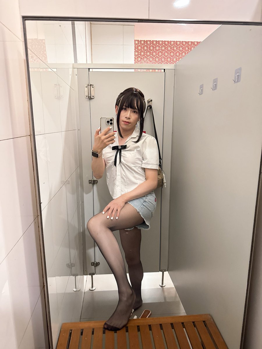 sexycutekitten's tweet photo. OOTD是黑絲～
同樣在商場整理衣裝 https://t.co/H0tpdT2dEQ