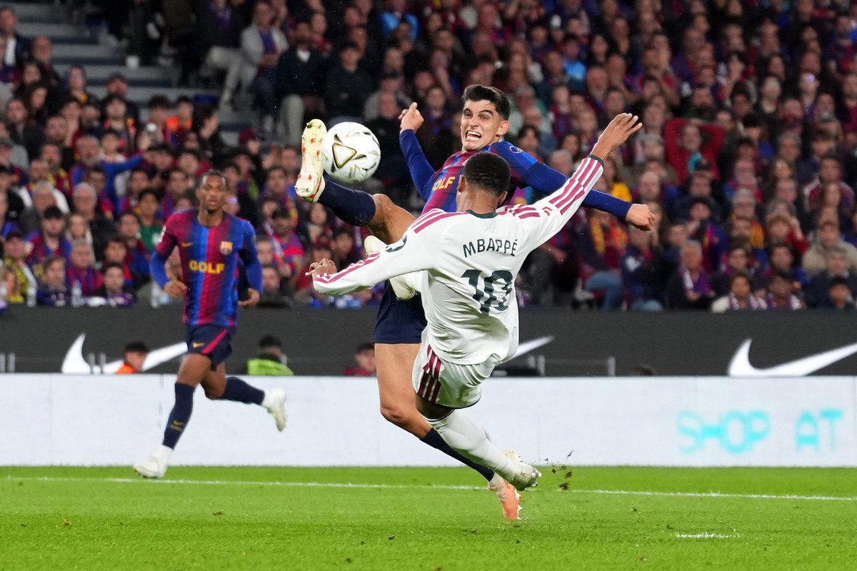 Grada3com's tweet photo. 📊 Mbappé ya lleva 17 goles desde FUERA del área con el Madrid: nadie ha marcado más en las cinco grandes ligas desde que llegó.

▪️ 100 goles en 116 partidos (solo Puskas, Cristiano, Pahiño y Di Stéfano fueron más rápidos)
▪️ 19 tras conducir 5 metros o más (solo Raphinha y Olise, más)
▪️ Su víctima favorita: el Barça, 8 goles en 7 partidos
▪️ Su socio top: Vinicius, 13 asistencias

ℹ️ @marca