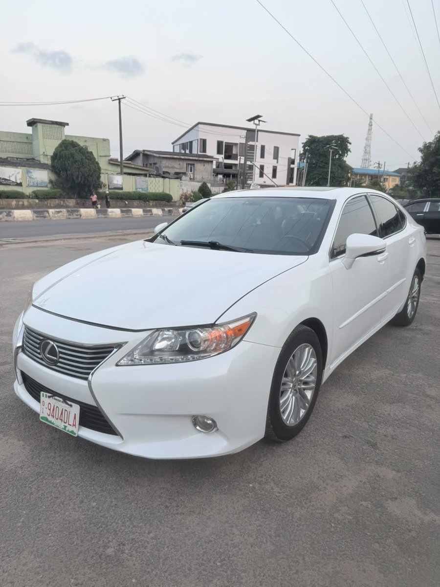 asiwajuautos1's tweet photo. Foreign 🇺🇸 Used 2013 Lexus ES 350 full option
(September 2026 Entry)

First body
No check light
Back Shade
Park Assist
Neat factory dashboard
Clean interior
Open  Roof
Factory Navigation &amp; backup camera
🔷Price: 16.3m 

Location: Lagos https://t.co/Igj5HYB2lo