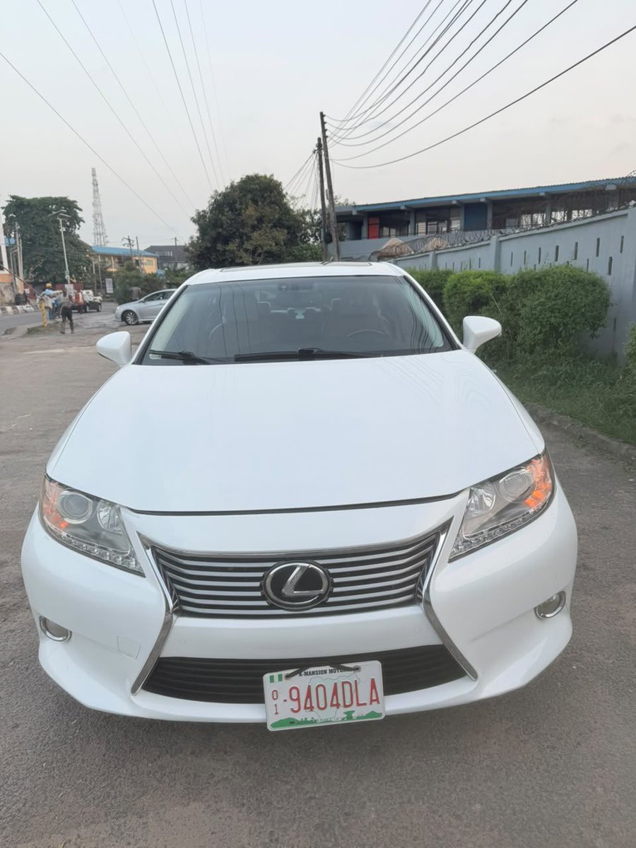 asiwajuautos1's tweet photo. Foreign 🇺🇸 Used 2013 Lexus ES 350 full option
(September 2026 Entry)

First body
No check light
Back Shade
Park Assist
Neat factory dashboard
Clean interior
Open  Roof
Factory Navigation &amp; backup camera
🔷Price: 16.3m 

Location: Lagos https://t.co/Igj5HYB2lo