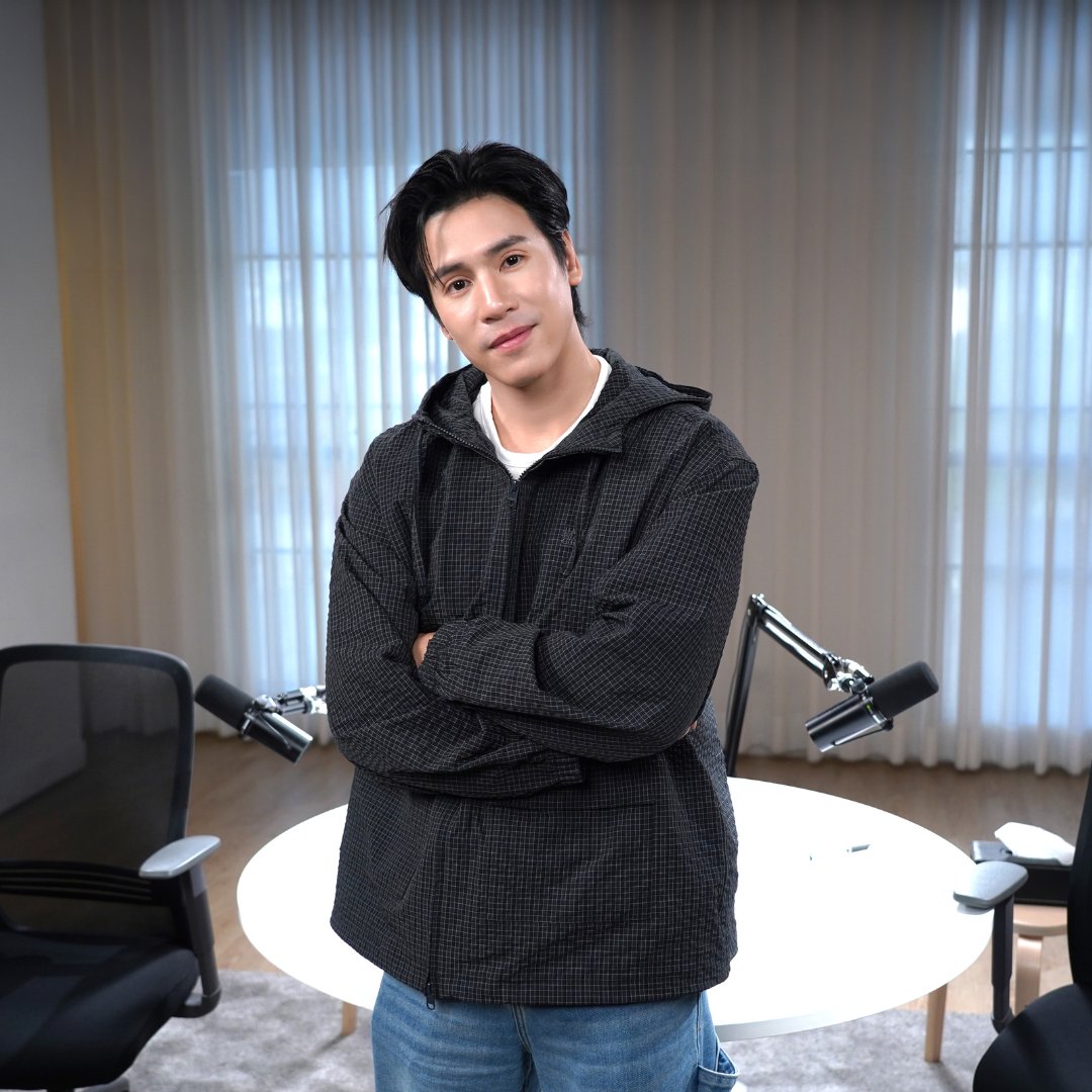 Woodytalk's tweet photo. เราต้องพยายามเป็นคนที่สมบูรณ์แบบแค่ไหน ถึงจะรู้สึกว่าตัวเองดีพอ?

"เจษ เจษฎ์พิพัฒ" นักแสดงที่หลายคนคุ้นหน้าคุ้นตา แต่ภายใต้ความสำเร็จและเส้นทางที่เดินมา เขากลับเป็นคนหนึ่งที่กดดันตัวเองไม่น้อย และมักตั้งคำถามกับสิ่งที่ตัวเองทำอยู่เสมอ

เพราะบางครั้ง ต่อให้เราทำเต็มที่แค่ไหน ก็อาจยังรู้สึกว่ามันไม่ดีพอ แล้วเราจะหาจุดที่พอดีให้กับชีวิตตัวเองได้อย่างไร?

อะไรทำให้เจษเริ่มมองความผิดพลาดต่างออกไป และเรียนรู้ที่จะรับมือกับความคาดหวัง ทั้งจากตัวเองและคนรอบข้าง?

เตรียมรู้จัก "เจษ เจษฎ์พิพัฒ" ในมุมที่คุณอาจไม่เคยเห็น กับบทสนทนาที่ชวนให้กลับมาตั้งคำถามว่า เรากำลังใช้ชีวิตเพื่อตัวเอง หรือเพื่อให้เป็นอย่างที่คนอื่นอยากเห็น?
เจอกันวันนี้ เวลา 18.00 น. ทาง WoodyTalk

🗓️ : 29.10.2026
⏰ : 18.00 น. 
🎥 YouTube : WOODY
#️⃣: #.JesjppxWoody

#WoodyTalk 
#jesjpp 
#เจษเจษฎ์พิพัฒ