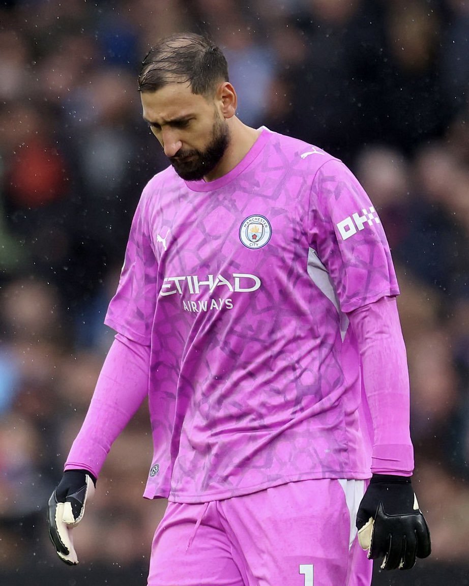 PantauManCity's tweet photo. Enzo Maresca: 

“Tidak, [Rulli tidak sedang menekan posisi Donnarumma]. Tidak, dari sudut pandang saya!

Dia bekerja dengan baik, tapi dia tahu persis perannya dan tidak ada keraguan tentang itu. Sama sekali tidak ada keraguan tentang dia.

[Hari] Sabtu, Gigio dan 10+." https://t.co/P7oMxjtRV4