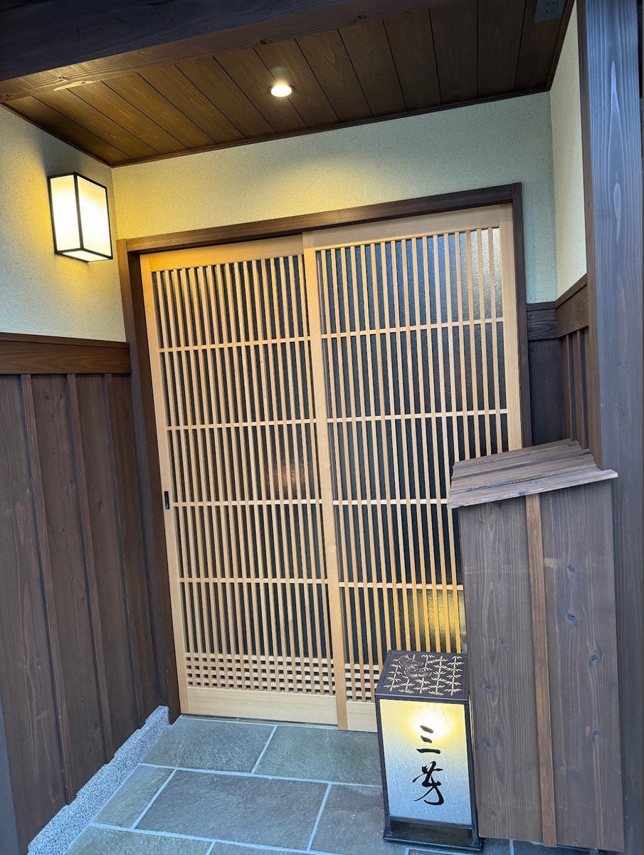 34agw's tweet photo. [仿門倚]の佇まいが風情を添える、小さな路地の隅に佇む和風のスポット。 https://t.co/kASmFsynRR