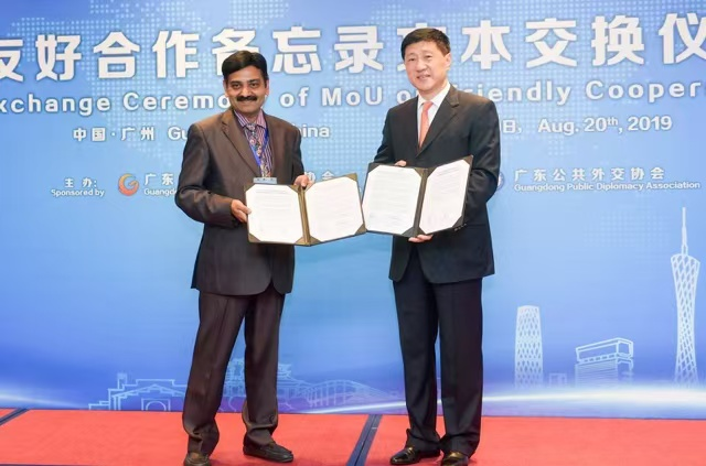thisisGBA's tweet photo. #Guangdong | 🌏 An Indian visitor shares his Guangdong story: "Not just a place on the map — a memory of friendship." Behind the modern cities, he found warmth and hospitality that made him feel like a friend. He believes India and #China, as ancient civilizations, have enormous potential for people-to-people ties. "Guangdong gave me memories, but more importantly, friendships." ❤️

https://t.co/02JFnHxraD

#India #CulturalExchange #Friendship