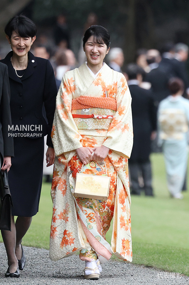 mainichiphoto's tweet photo. 天皇、皇后両陛下の長女愛子さまも東京・元赤坂の赤坂御苑で秋の園遊会に臨まれました。
写真特集ですhttps://t.co/AKjSSrXghH https://t.co/HzGGAf23qu