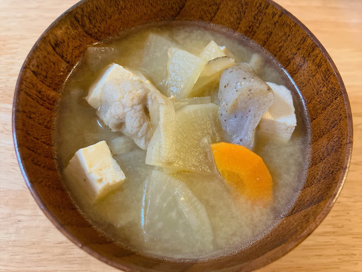 soranoir0's tweet photo. 急に寒くなってきたので、豚汁解禁しました。急に寒くなってきたので。ただのお味噌汁にみえるのは撮影センスがないからでーーーーーす🤟うめぇ🤟 https://t.co/iWKRWjCusX