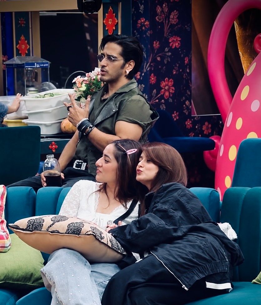 Sfatima__5's tweet photo. #QaziTouqeer

it's disturbing how none in the house stands up when girls are abused/assaulted except Qazi
Do they find this normal?

Udi was abused in Diss, Arishfa was pulled in tunnel,Udi n Arishfa are pushed in geometry task yet none finds it to be bad,not even remotely 🫠 https://t.co/nB1tNHr0M3