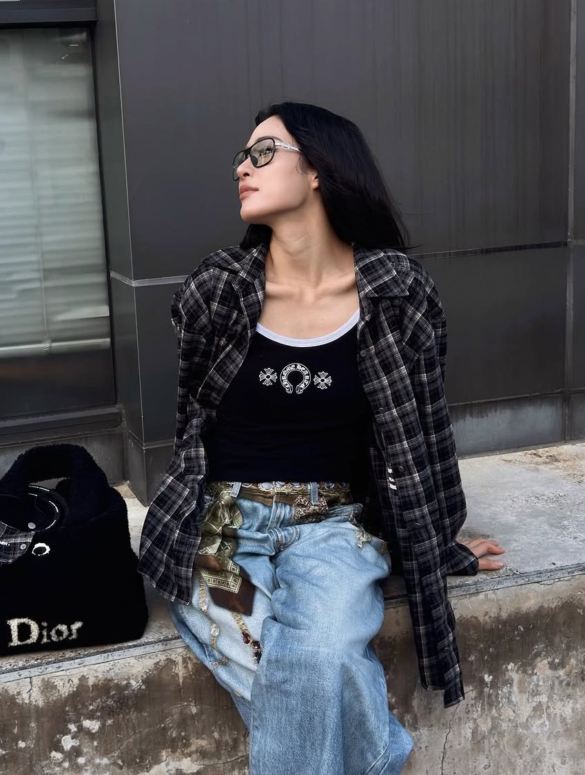 yawnsedits's tweet photo. HER JAWLINE HELLO?? https://t.co/FimLNjtNdD