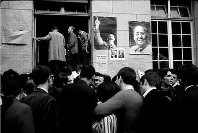 yyxzzins's tweet photo. @IncomprisSage French Youth hold a banner of Chairman Mao during the 'May storm' in 1968 which brought together Youth, student and million of workers across France to protest against the government of Charles De Gaulle. https://t.co/nmH9lRw0HJ