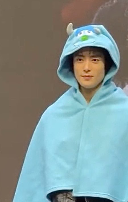 whiterosesjjh's tweet photo. who is this cutieee 😭🤏🏻 https://t.co/IDn00y97BN