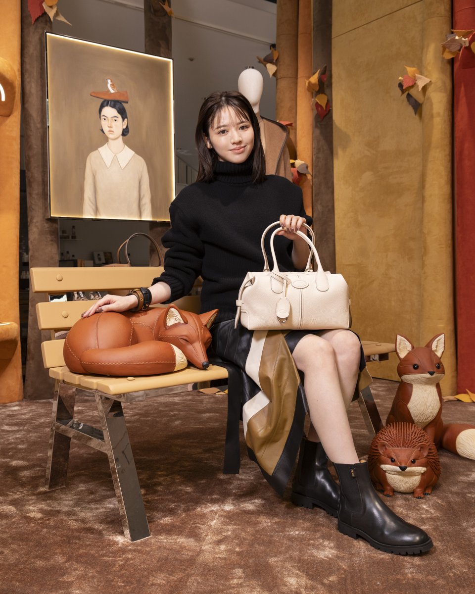 TODS_JAPAN's tweet photo. しなやかなスエード素材のバッグとシューズで、秋冬のコーディネートを楽しむ FRUITS ZIPPER の #鎮西寿々歌 さん。トッズの新作アイテムをご紹介するポップアップは、伊勢丹新宿店 本館1階にて11月3日（火・祝）まで開催中。

▼詳しくは
https://t.co/YJw2NH4jEW

#TodsFW26 #Tods #トッズ https://t.co/W1ChwF54fv