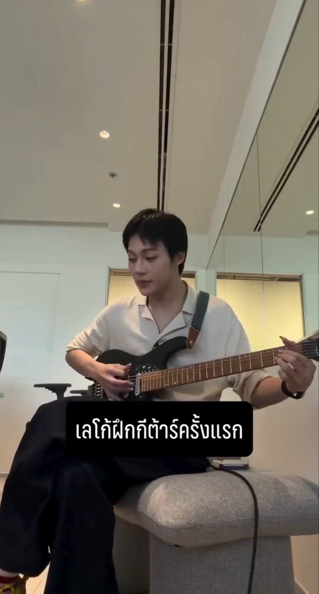 iseaisawiseen's tweet photo. หล่อว่ะ พี่รพีเสือผญมากอะ เล่นกีตาร์จีบสาว https://t.co/yS80EnHSPC