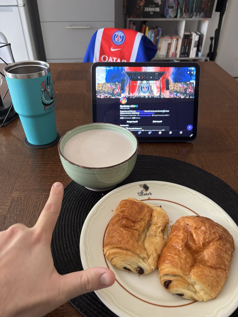 ViewNexJr33's tweet photo. P’tit dej à la française (jus d’orange fais maison dans le verre Fortnite) https://t.co/MsMZx8hK2d