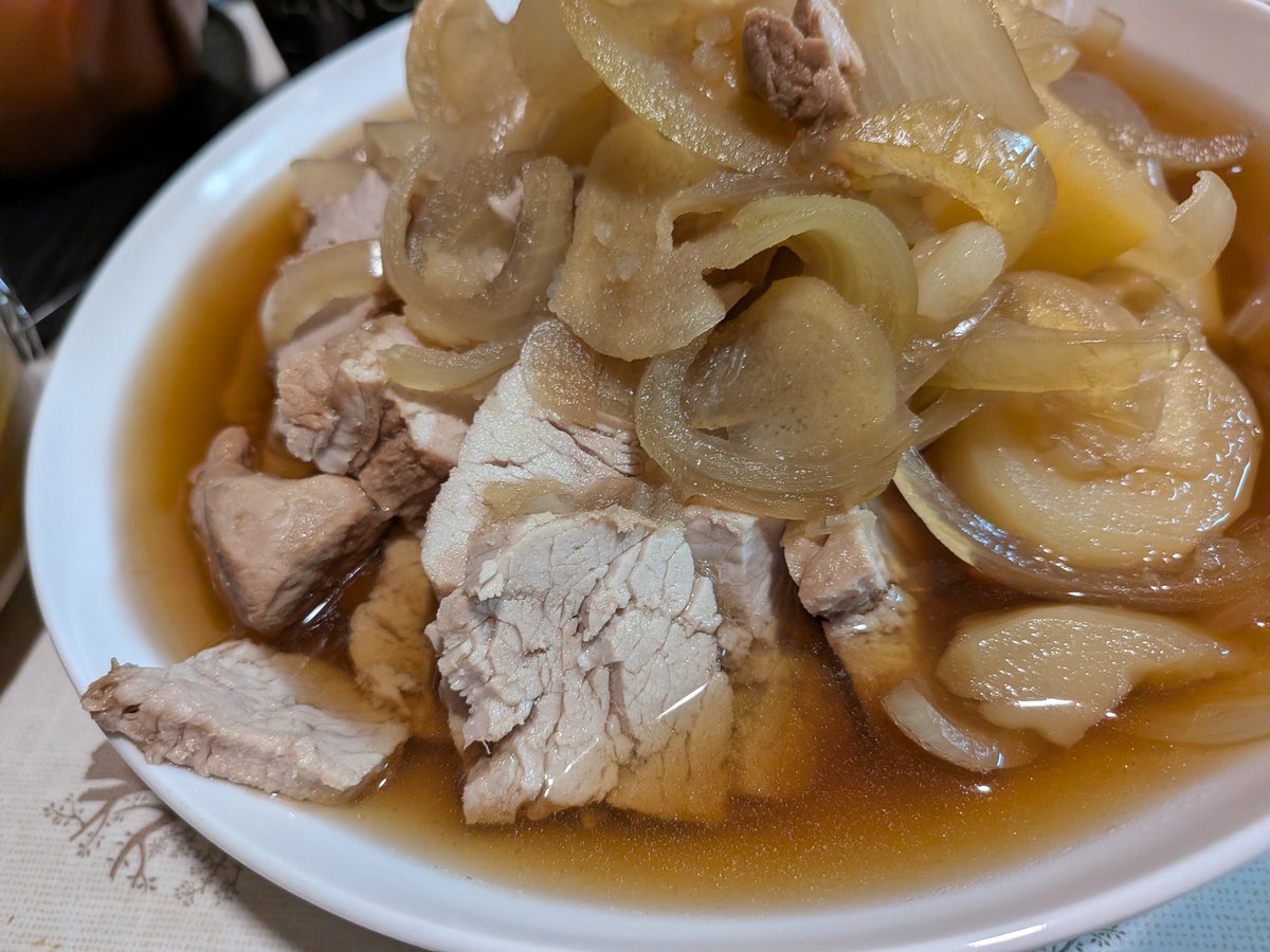 rend30887's tweet photo. 豚ヒレ肉とじゃがいも、玉ねぎをすき焼きのタレとめんつゆで煮てみた(*´ω｀*)
生姜も薄く輪切りにして入れたから、生姜の風味も効いておいしくできた
( *˙ω˙*)و ｸﾞｯ!
↓↓↓ https://t.co/CLLpg0TA3q