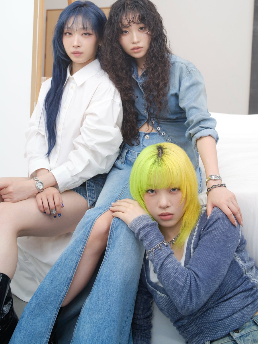Diesel_Japan's tweet photo. 好奇心をまとう。HANA と迎える DIESEL の秋冬 vol.3
━━━━━━━━━━━
ブルーやホワイトを基調としたクリーンな色彩に、シルバーの煌めきを重ねて。JISOOが着用したラインストーンを敷き詰めた新作ウォッチ「Vani-D」は、光を受けるたびに繊細な輝きを放ちます。KOHARU が選んだ「D-Era」は、アクセサリーのような存在感と実用性を兼ね備え、文字盤を覆う蓋を開閉できるユニークな一本です。MAHINA が身につけたブレスレットやネックレスは、「DIESEL」ロゴや星などのキッチュなチャームが特徴的です。DIESELらしい遊び心あふれるウォッチとジュエリーをご覧ください。

▼The Fashion Postの記事はこちら
https://t.co/uDQETxEXLC

▼着用アイテムはこちら
https://t.co/CinG361Nsf

@HANA__BRAVE 
#HANA #JISOO #KOHARU #MAHINA #DIESEL