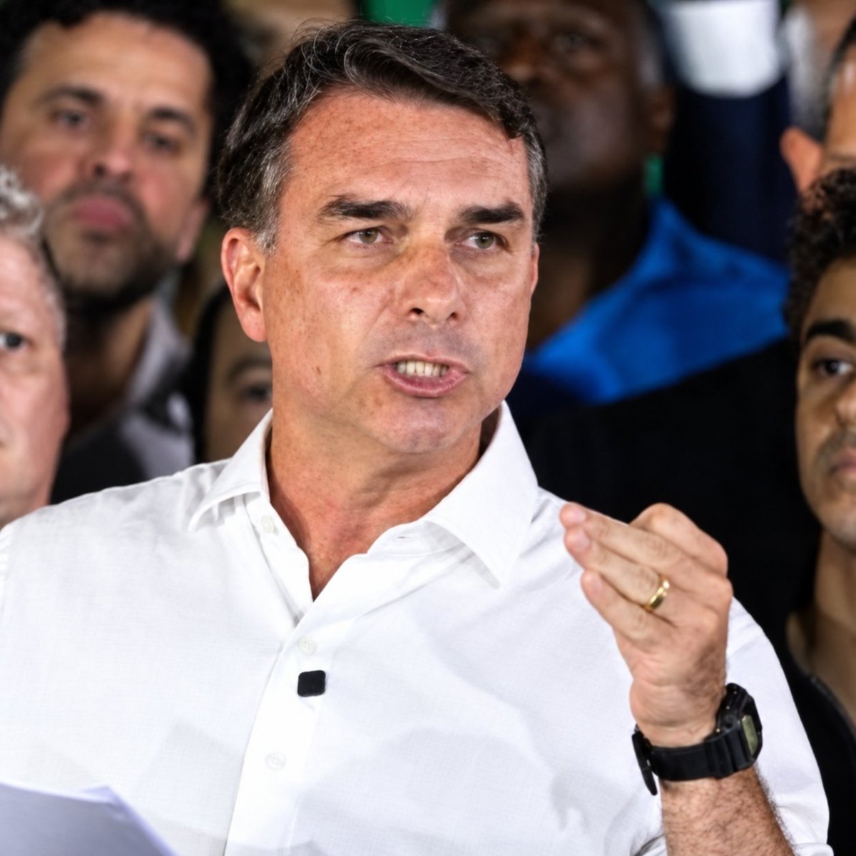 wrendomx's tweet photo. - Flávio Bolsonaro              - Rahul Gandhi
- 45 years old                      - 56 years old
- Son of ex-prez                 - Son of ex-PM
- Failed dynast                   - Failed dynast
- Wannabe Prez                 - Wannabe PM
- Blames "vote chori"       - Blames "vote chori"
- Elon suppprts him         - Elon supports him