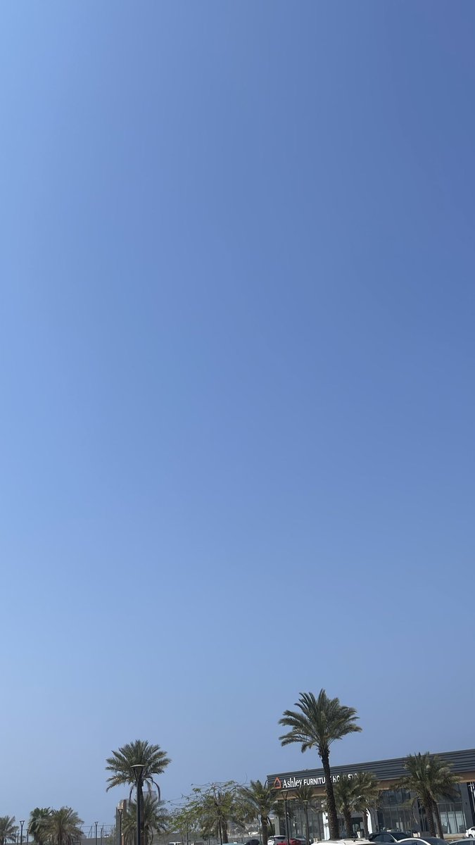 Looobrok's tweet photo. اقسم بالله اسوء حساب للطقس تابعته حرفيًا يسولف https://t.co/NsXFurn0gh