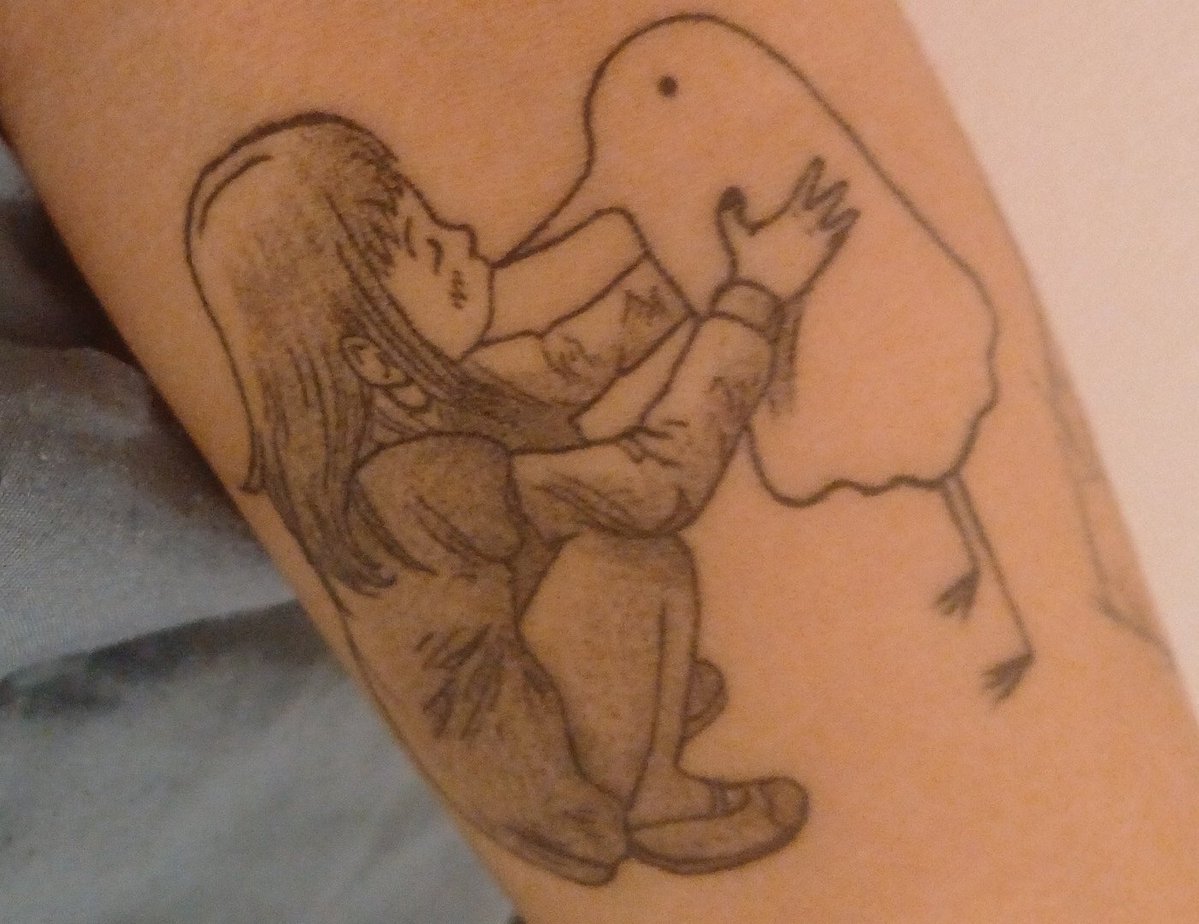 chieuse2lavabo's tweet photo. Une fille au code : 
"IL EST HORRIBLE CE TATOUAGE "
Le tatouage en question : https://t.co/ovLmjRG5W9