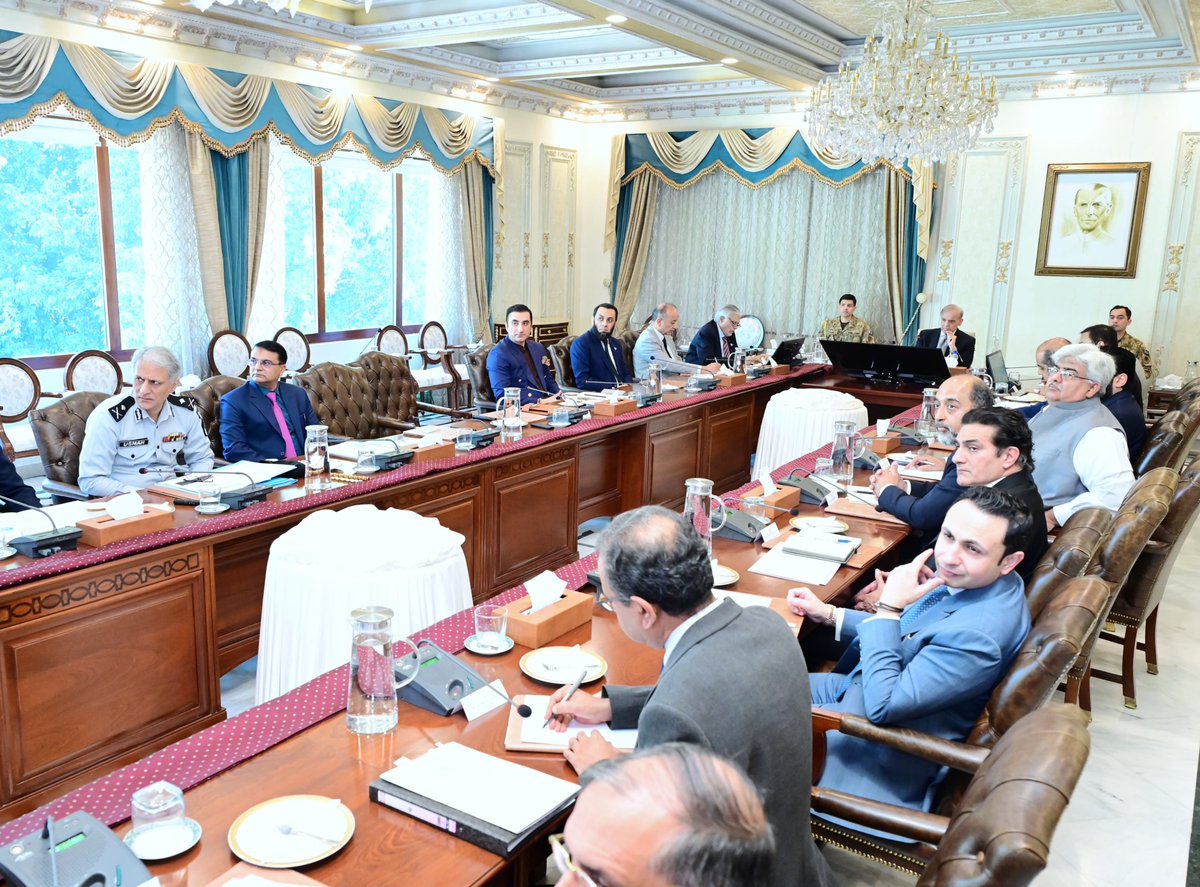 PakPMO's tweet photo. پاکستانی ایئرپورٹس پر مسافروں کی سہولت اولین ترجیح بنائی جائے، وزیرِ اعظم محمد شہباز شریف نے ائیرپورٹس پر بین الاقوامی معیار کو مد نظر رکھ کر سہولیات مزید بہتر بنانے کی ہدایت کردی.

وزیرِ اعظم نے لاہور اور کراچی ائیرپورٹس کی ماسٹر پلانز کے تحت توسیع کی منظوری دے دی. وزیرِ اعظم نے توسیعی منصوبوں کو معینہ مدت میں مکمل کرنے، توسیعی منصوبوں میں معیار پر کسی قسم کا سمجھوتہ نہ کرنے، انہیں بین الاقوامی تقاضوں سے ہم آہنگ کرنے، توسیعی منصوبوں اور مسافروں کی سفری سہولیات کو بہترین بنانے کیلئے اصلاحات کی تھرڈ پارٹی ویلیڈیشن یقینی بنانے کی ہدایات دیں. 

وزیرِ اعظم نے کہا کہ ائیر پورٹس پر سفری سہولیات کو بہتر بنانے کیلئے بین الاقوامی شہرت یافتہ اداروں کی خدمات لی جائیں. ہوائی اڈوں پر مسافروں کو سہولت فراہم کرنے والے افسران و عملے کو اعلی سروس ڈلیوری کی باقاعدہ تربیت فراہم کی جائے. ہوائی اڈوں پر موجود مختلف اداروں کے درمیان روابط کو مزید بہتر بنایا جائے اور مسافروں کی سہولت کو ہر حال میں مقدم رکھا جائے. ہوائی اڈوں پر مسافروں کیلئے بہترین کیٹررز کی خدمات لی جائیں اور کھانے پینے کی معیار پر کوئی سمجھوتا نہیں ہو گا.

وزیرِ اعظم محمد شہباز شریف کی زیر صدارت ملک کے بڑے شہروں میں ہوائی اڈوں کی توسیع اور ہوائی اڈوں پر مسافروں کو بہترین سفری سہولیات فراہم کرنے کے حوالے سے اجلاس آج اسلام آباد میں منعقد ہوا. اجلاس کو بڑے ائیرپورٹس پر سفری سہولیات کے معیار کو جانچنے کے حوالے سےحال ہی میں بین الاقوامی فرم کے زریعے مکمل کئے گئے سروے کے بارے میں بریفنگ دی گئی۔ 

اجلاس کو کراچی اور لاہور ائیر پورٹس کے توسیعی منصوبوں کے علاوہ ملک بھر میں سول ایوی ایشن اتھارٹی کی جانب سے مختلف ہوائی اڈوں کی اپ گریڈیشن و جاری ترقیاتی کاموں پر بریفنگ دی گئی.  اجلاس کو بتایا گیا کہ جناح انٹرنیشنل ایئرپورٹ کراچی کے رن وے کی توسیع مکمل ہو چکی ہے۔ 

اجلاس کو لاہور اور کراچی ائیرپورٹس کے ماسٹر پلانز اور ان کے تحت توسیع کی منصوبہ بندی اور تعمیر کی معینہ مدت پر بریفنگ دی گئی. وزیرِ اعظم نے  تعمیر کو بین الاقوامی معیار کے مطابق مکمل کرنے کی ہدایت کی. 

اجلاس کو بتایا گیا کہ گزشتہ ایک سال کے دوران سول ایوی ایشن  اتھارٹی نے مقامی پروازوں کی بحال کیلئے 14 ایئر پورٹس فعال کئے  ہیں. اجلاس کو مزید بتایا گیا کہ ایف آئی اے کی جانب سے مسافروں کی سہولت کو مد نظر رکھتے ہوئے اسٹاف اور کاؤنٹرز کی تعداد میں اضافہ کیا گیا ہے.

اجلاس کو بتایا گیا کہ بڑے ائیرپورٹس پر بارڈر مینیجمینٹ کے خودکار نظام (E-Gates) کی تنصیب پر کام تیزی سے جاری ہے۔ مزید برآں کراچی کو ائیر کارگو حب بنانے کیلئے ائیر کارگو ویلیج پر بھی کام جاری ہے۔

اجلاس کو بتایا گیا کہ اسلام آباد ہوائی اڈے پر مسافروں کی سہولت کیلئے میٹ اینڈ گریٹ سروس شروع کی گئی ہے ۔ اسی طرح ایف آئی اے نے ملک کے بڑے ائیرپورٹس پر مسافروں کی بروقت راہنمائی کے لیے پری ڈیپارچر ڈیسک قائم کئے ہیں۔ 

اجلاس کو بتایا گیا کہ حیدرآباد میں ہوا بازی کے موجودہ ادارے کو مزید بہتر کرکے بین الاقوامی معیار کی ایویشن یونیورسٹی بنائی جارہی ہے جس پر فروری 2028 تک کام شروع کر دیا جائیگا۔

اجلاس میں نائب وزیرِ اعظم و وزیرِ خارجہ سینیٹر محمد اسحاق ڈار، وفاقی وزراء خواجہ محمد آصف، ڈاکٹر مصدق ملک، احد خان چیمہ، عطاء اللہ تارڑ، مشیر وزیرِ اعظم محمد علی، ارکان قومی اسمبلی راجہ اسامہ سرور، علی زاہد، وزیرِ اعظم کے کوارڈینیٹر سردار یاسر الیاس اور متعلقہ اعلی حکام نے شرکت کی.
