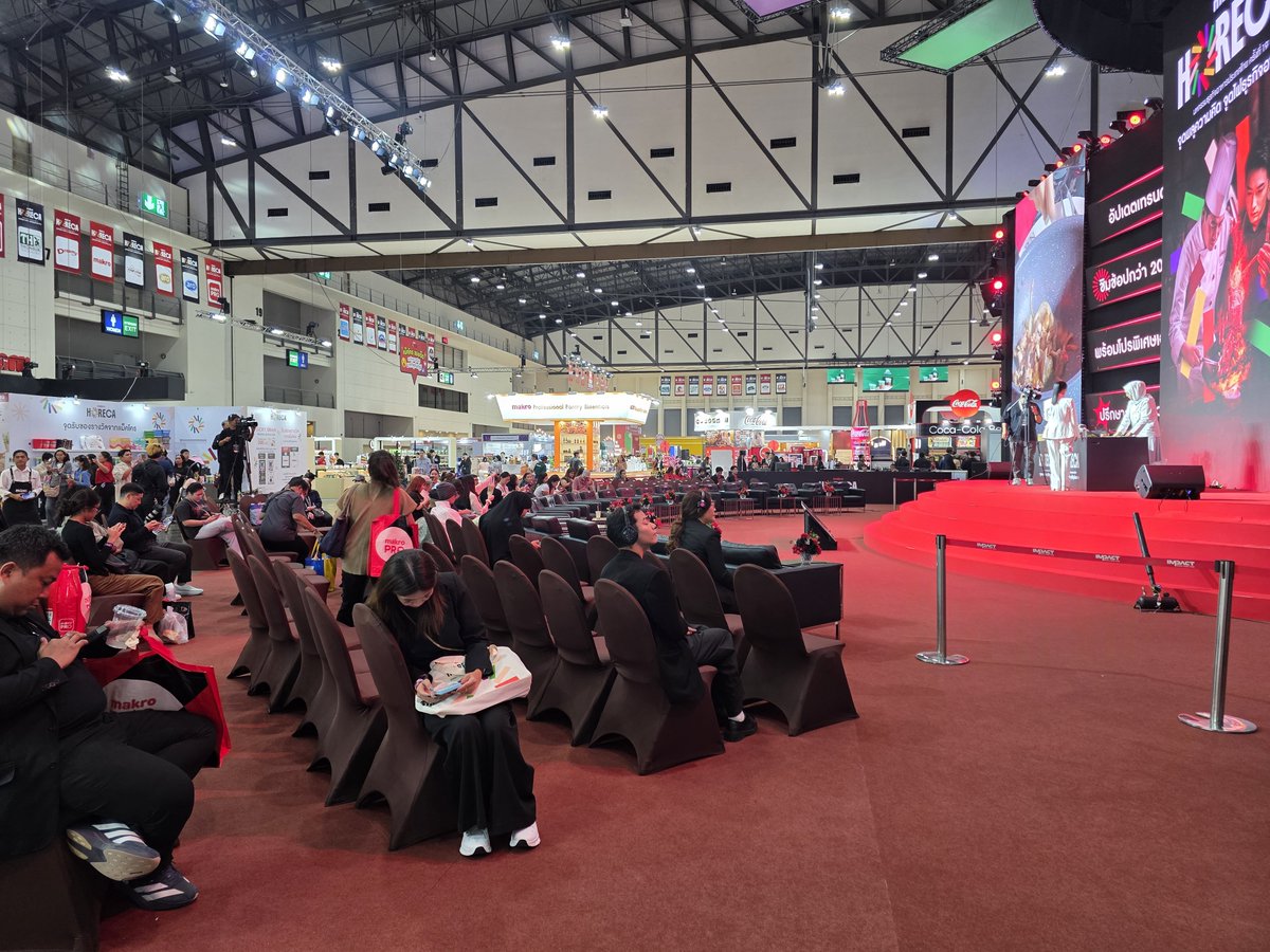 EmiLiaO3O's tweet photo. โพสเผื่อไว้สำหรับใครที่จะไปหาจอสกวินที่งาน Makro HoReCa พรุ่งนี้นะคะ
1. นำ QR Code ที่ลงทะเบียนไว้ไปรับ Wristband ที่จุดลงทะเบียนประเภทบุคคลทั่วไป
2. ฮอลล์เชื่อมถึงกันหมด เข้างานแล้วเลี้ยวซ้าย เดินไปอีกนิดก็ถึง Main Stage ค่ะ
3. หน้าเวทีมีทั้งโซนนั่งและโซนยืน โซนนั่งเป็นเก้าอี้คลุมผ้าสีน้ำตาล คาดว่าคนทั่วไปน่าจะนั่งได้ ส่วนโซนผู้บริหารและแขกจะเป็นเก้าอี้หนังสีดำแถวหน้าสุด
4. ใครไม่ทันที่นั่งไม่ต้องห่วงนะคะ พื้นที่ยืนกว้างมากกกกกก

*อยากให้ไปกันเยอะ ๆ น้าาา* เพราะสถานที่ใหญ่มากจริง ๆ ไปช่วยกันส่งเสียงเชียร์จอสกวินกันเยอะ ๆ นะคะ ❤️
#JossGawin