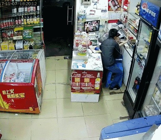 drag_grp's tweet photo. [コンビニでの通りがかりが騒がしい、捉抢の疑いで現行犯逮捕！その場に居合わせた親子も慌てる様子が…]， https://t.co/1YDXc3zyo2