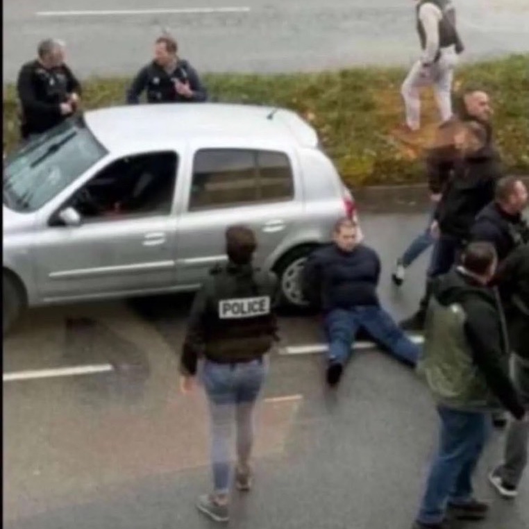CerfiaFR's tweet photo. 🇫🇷 FLASH | Le procureur confirme la découverte d’un exemplaire de Mein Kampf et de 30 autocollants portant la mention « Vive la France, RN, fier d’être français » au domicile du suspect de l'attentat terroriste de Trappes.

Des armes ou éléments d’armes, dont des chargeurs, ainsi qu’un Coran et une Bible ont également été retrouvés.

Il affirme avoir lui-même dessiné les autocollants et les avoir commandés en ligne. Photographié lors d’un événement de France-Palestine, il assure avoir « infiltré les gauchistes ».